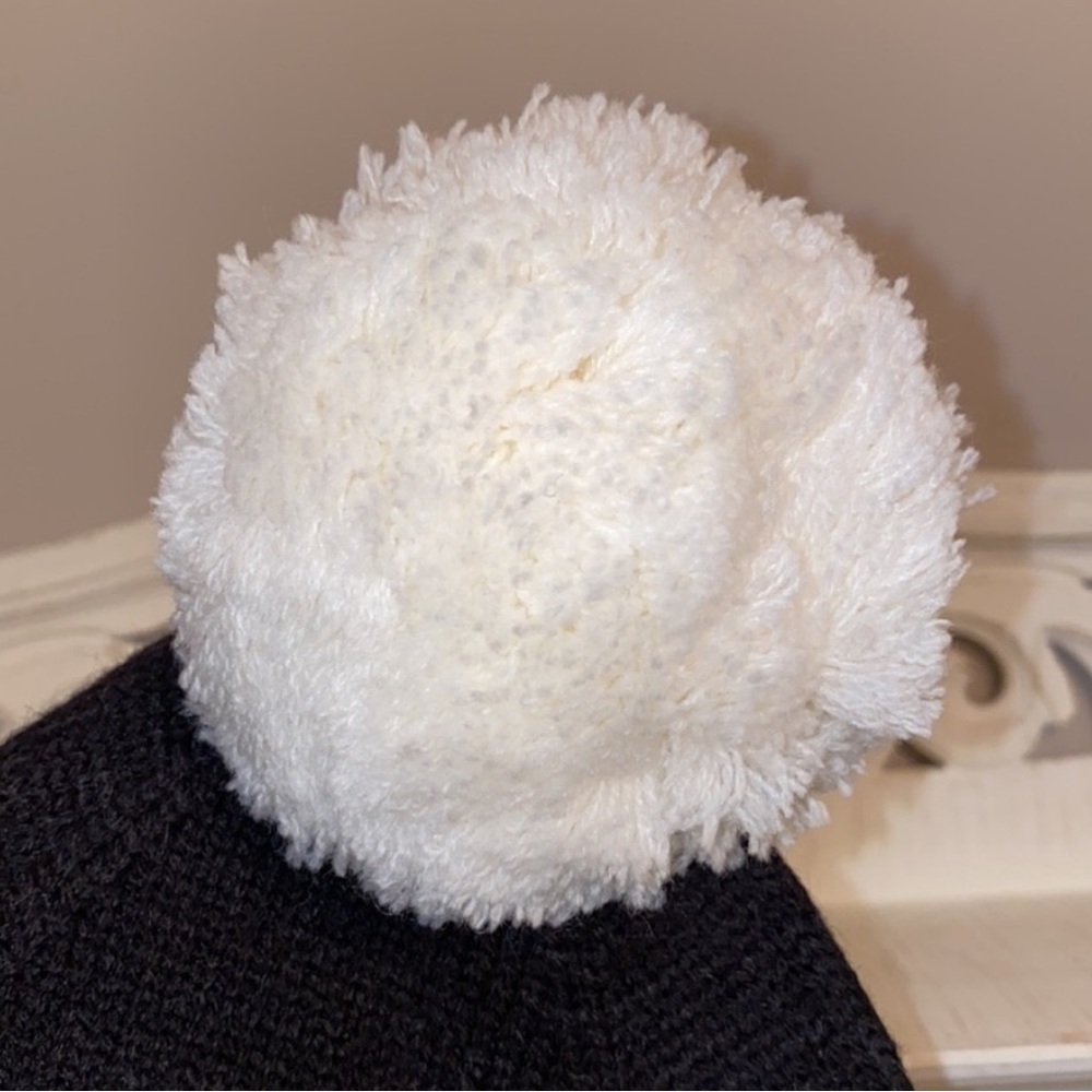Kate Spade ‘ooh la la’ Pom Beanie Hat NWT in Black & White - Picture 9 of 14
